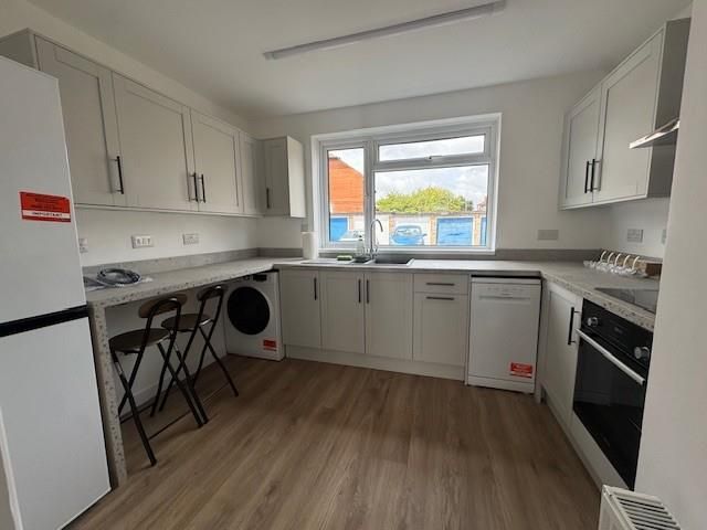 Property photo 1 of 8 Kitchen