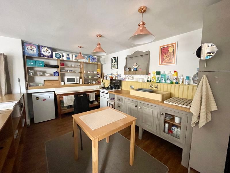 Property photo 3 of 10 Kitchen Side