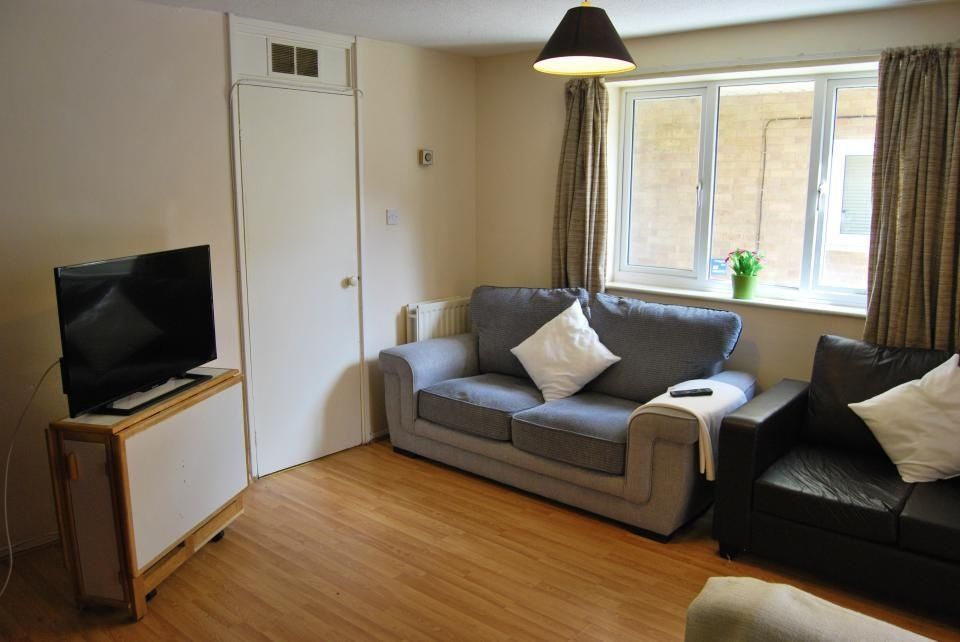 Property photo 2 of 8 Bright Lounge With Comfortable Sofas And TV...
