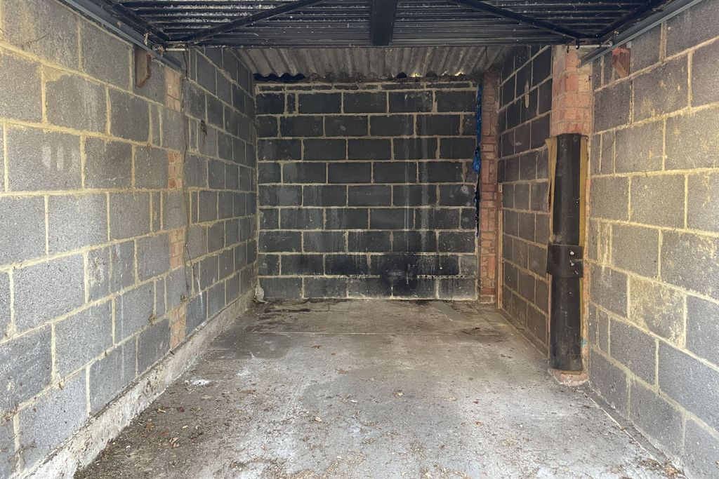 Property photo 3 of 4 Garage 7 Hilltop Court, 345 Grange Road, Norwood, London Se19 3Bx