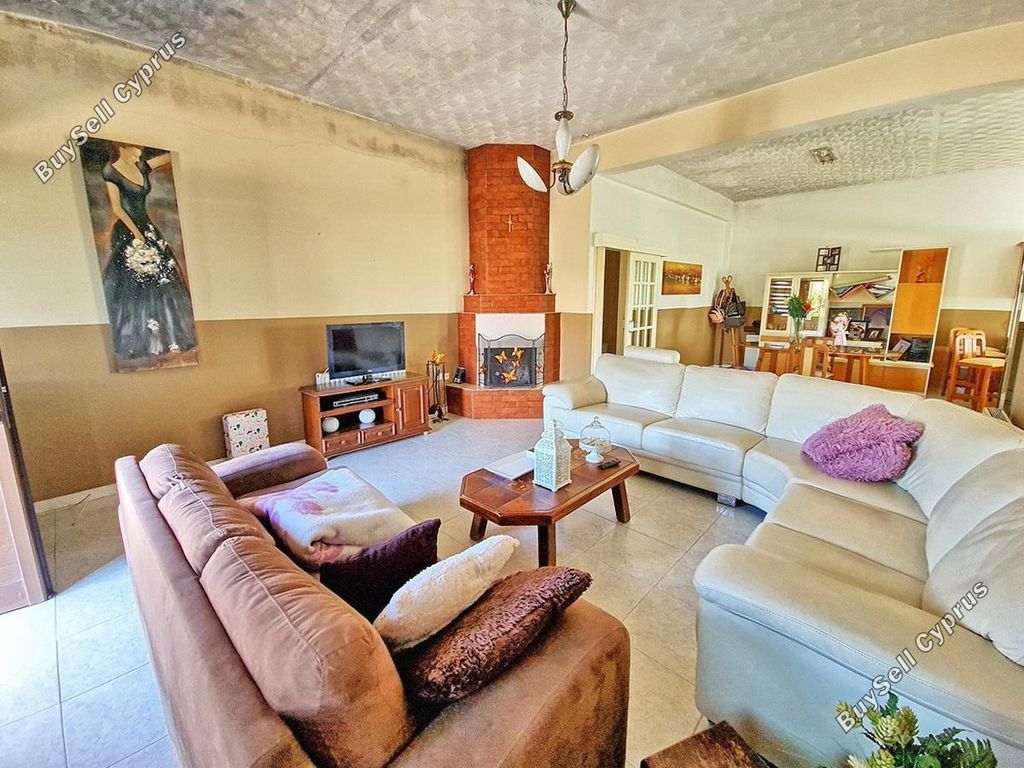 Property photo 3 of 32