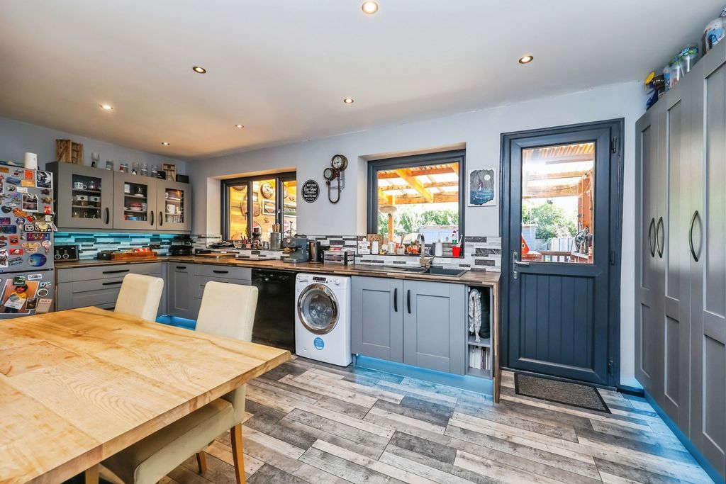 Property photo 2 of 17 Fitted Kitchen