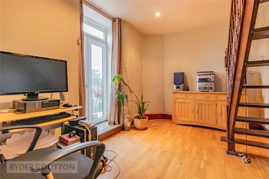 Property photo 2 of 16 Lounge