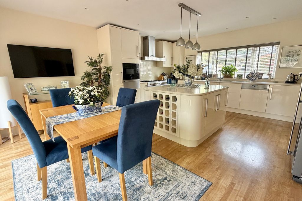 Property photo 2 of 33