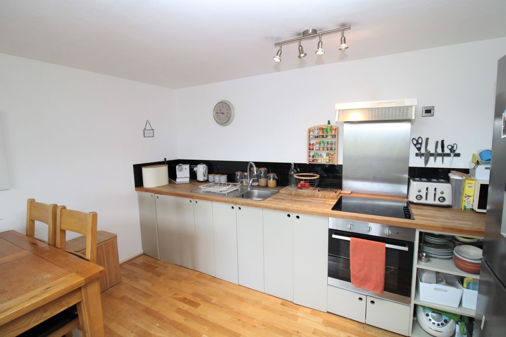 Property photo 2 of 10 Kitchen