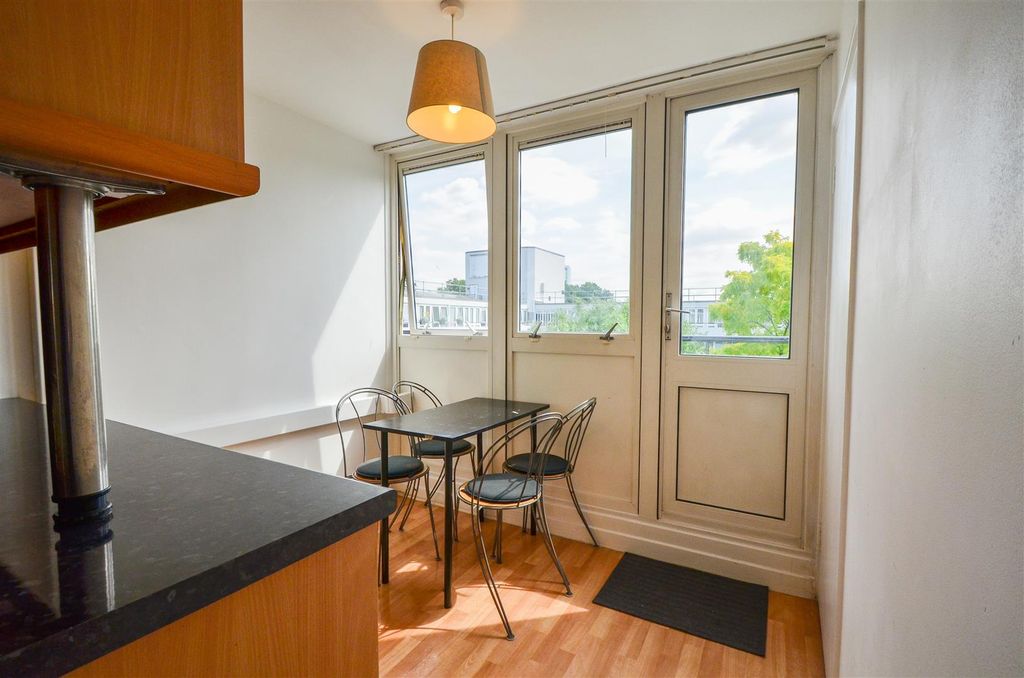 Property photo 3 of 14 Holcroft Court
