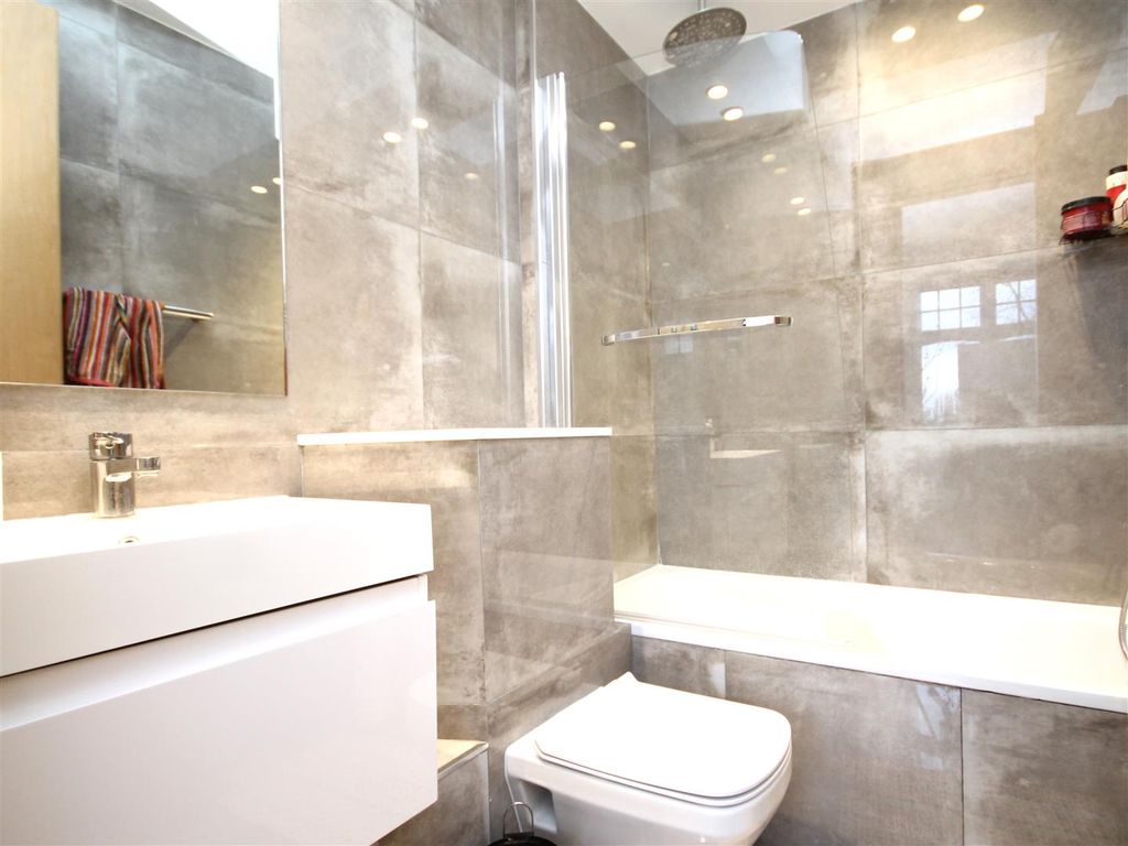 Property photo 3 of 10 Bathroom.Jpg