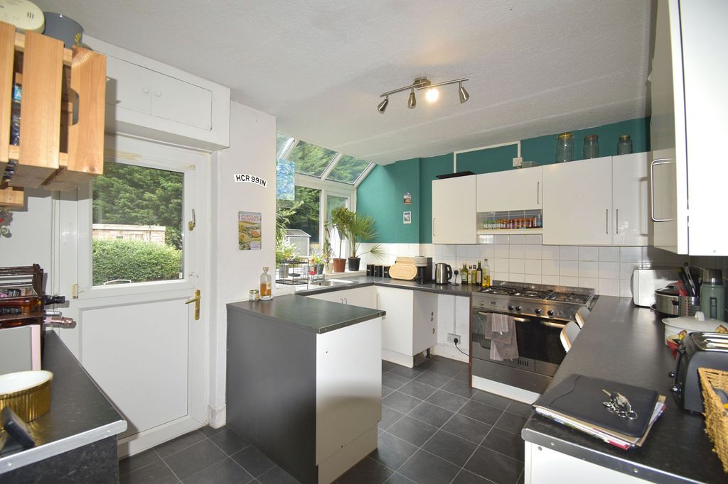 Property photo 2 of 10 Fitted Kitchen