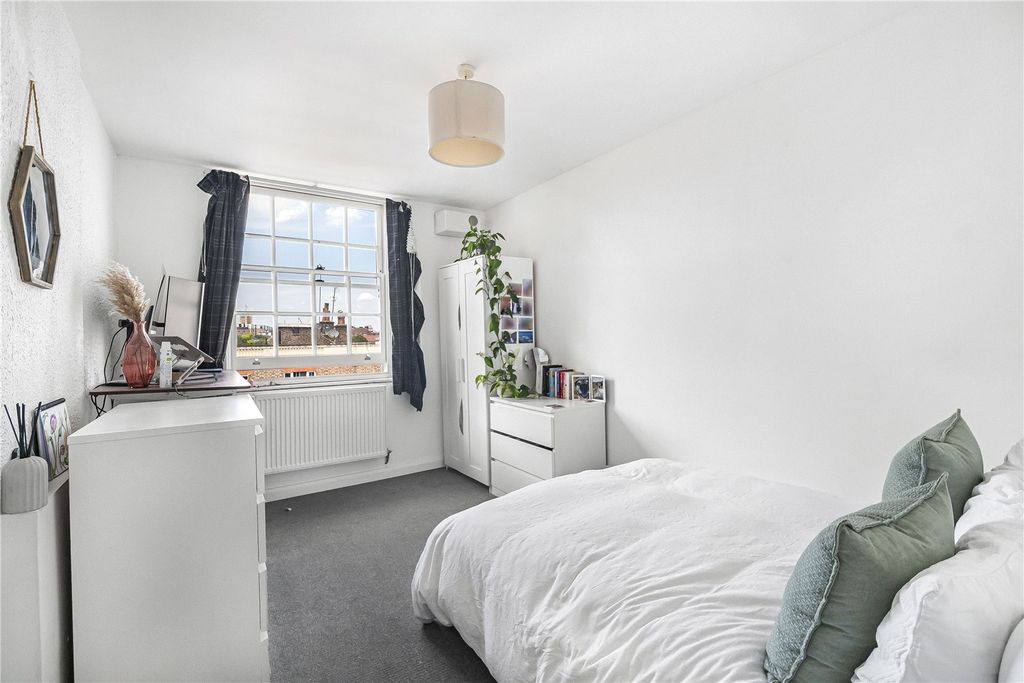 Property photo 3 of 16 Bedroom