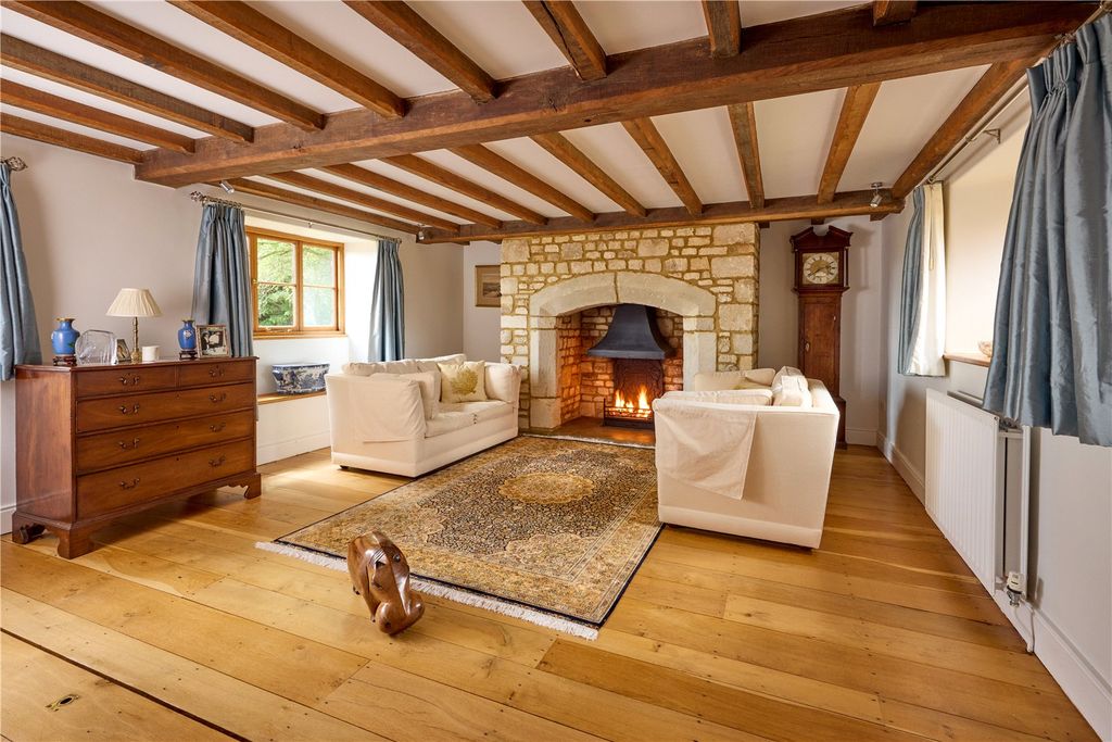 Property photo 3 of 20 Snug