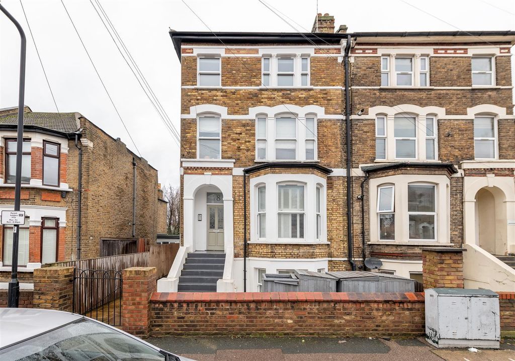Property photo 1 of 18 North Birkbeck Road, E11