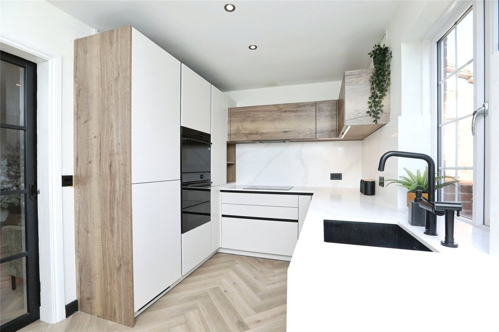 Property photo 3 of 14 Kitchen