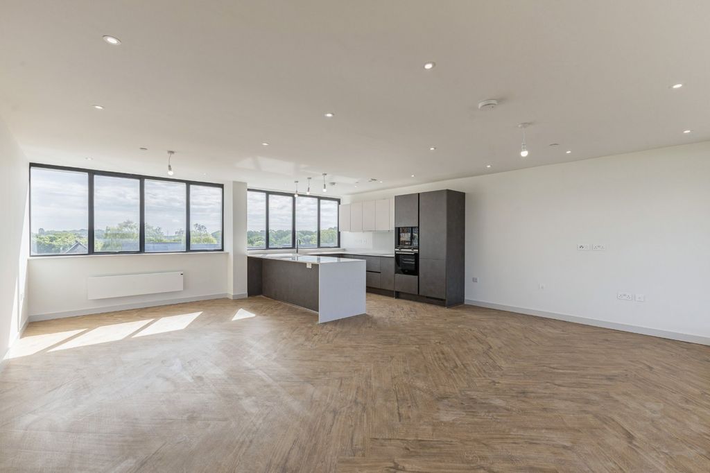 Property photo 2 of 12 28 Shackleton