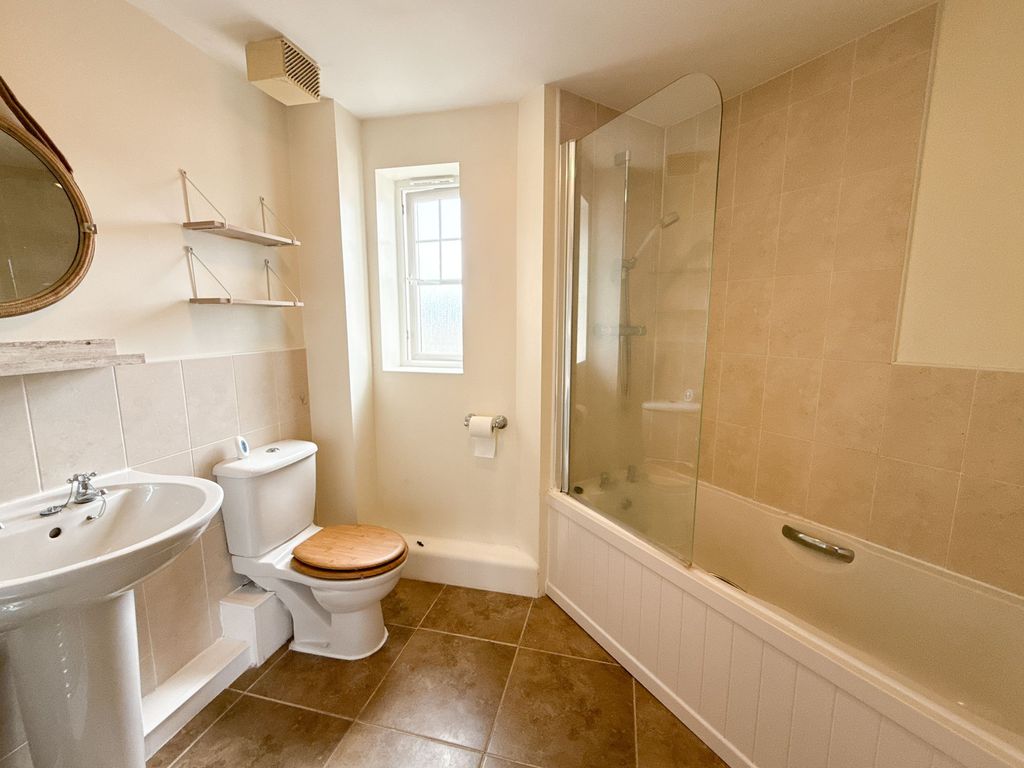 Property photo 3 of 12 Bathroom