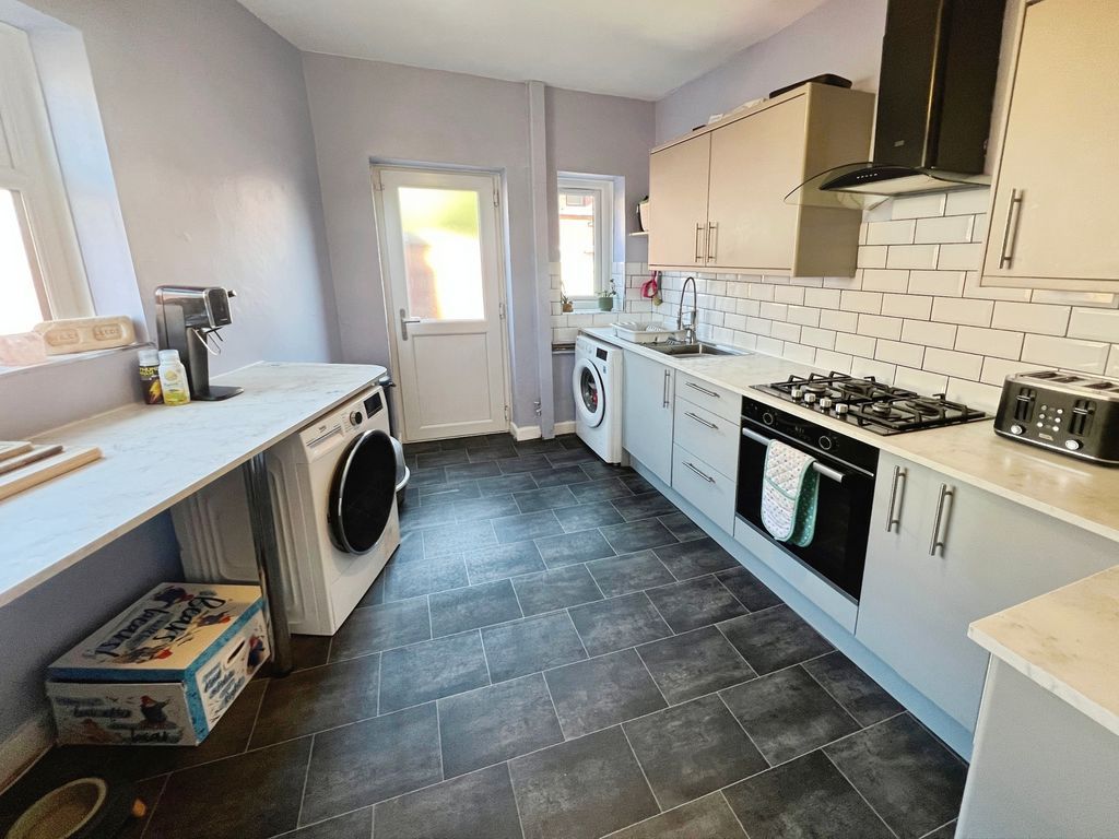 Property photo 3 of 10 Kitchen