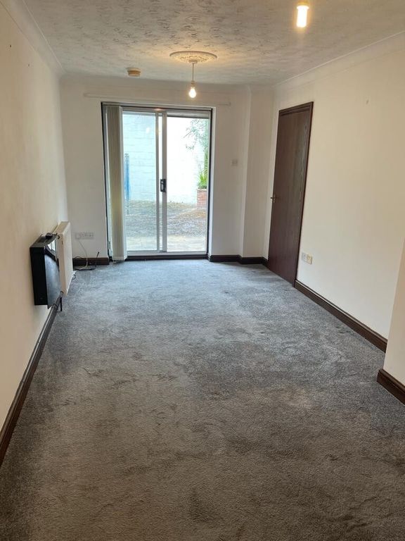Property photo 3 of 6 Lounge