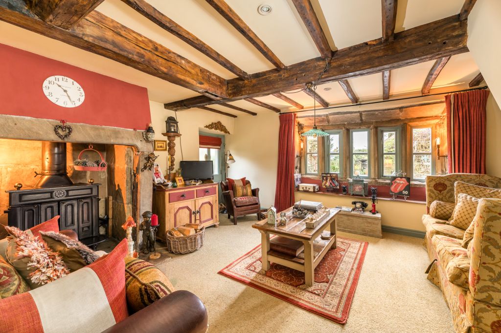 Property photo 2 of 36 Lounge