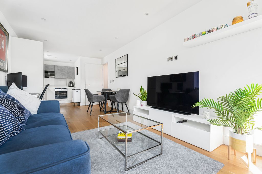 Property photo 3 of 12 Lounge 1