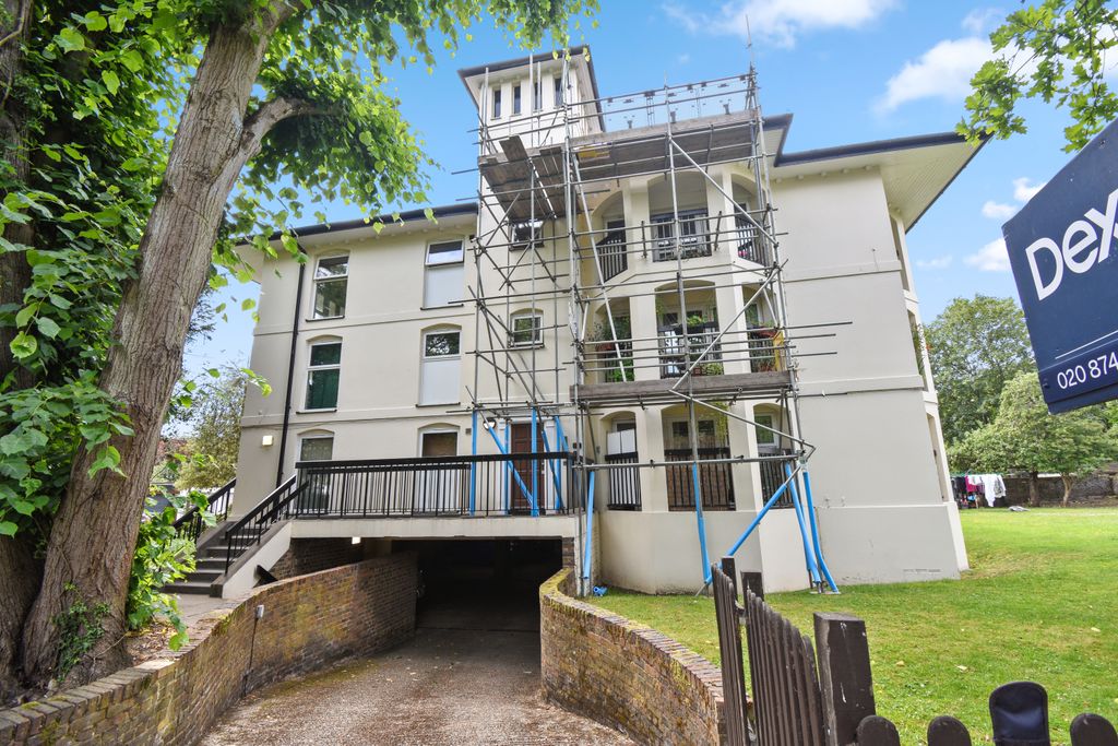 Property photo 1 of 16 Flat 13, Caradon Court, 1A Ellesmere Road, Twickenham, Tw1 2Dn