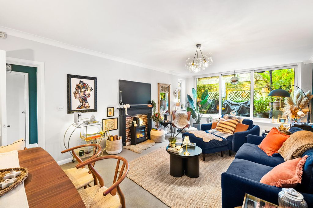 Property photo 3 of 18 Living Room