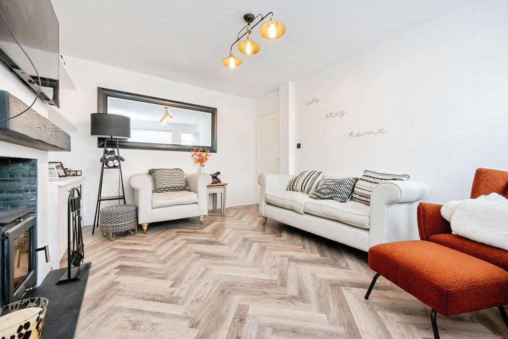 Property photo 3 of 31 Lounge