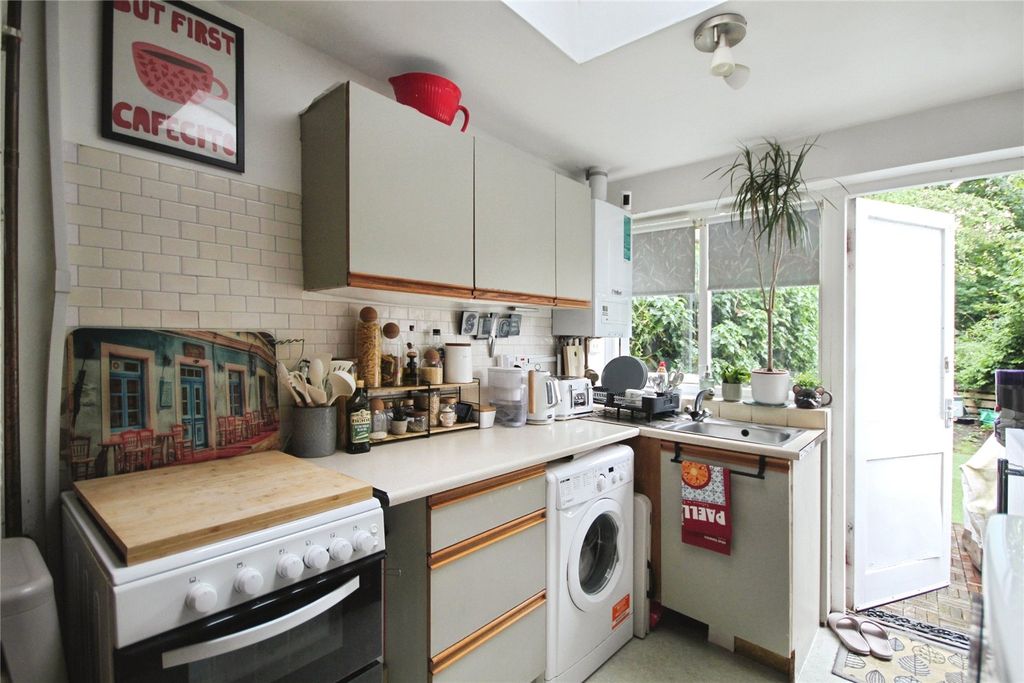 Property photo 3 of 11 Kitchen