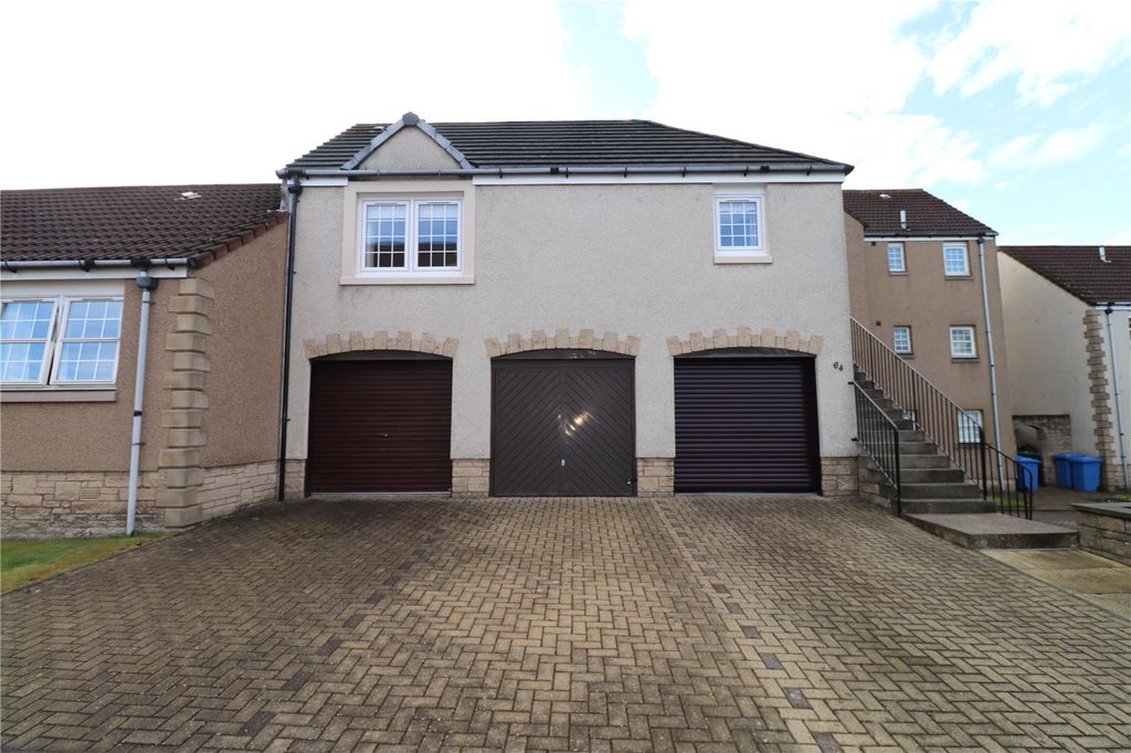 Property photo 3 of 4 Garage &amp; Parking