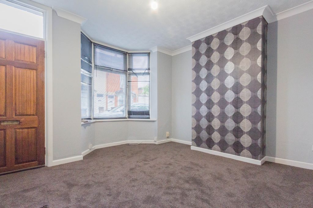 Property photo 3 of 8 Lounge