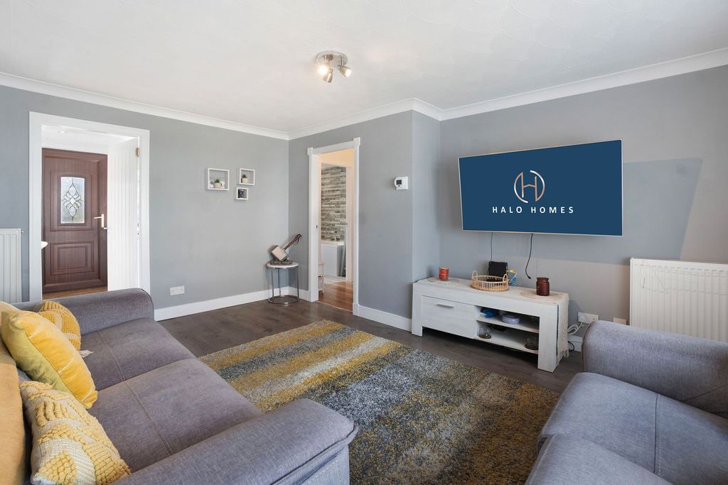 Property photo 3 of 16 Lounge