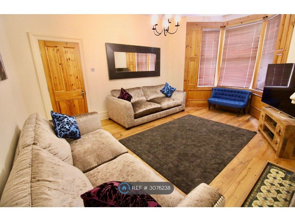 Property photo 1 of 7 Huge Stunning Lounge With 65 Smart Tv