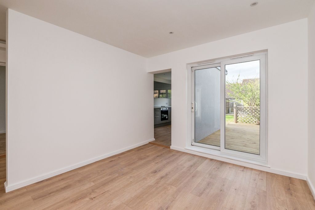 Property photo 3 of 17 9Brackendaleavenuebrackendaleavenuebasildonss133Bd-2