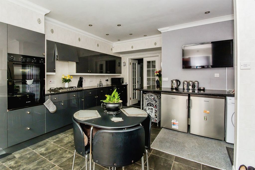 Property photo 3 of 26