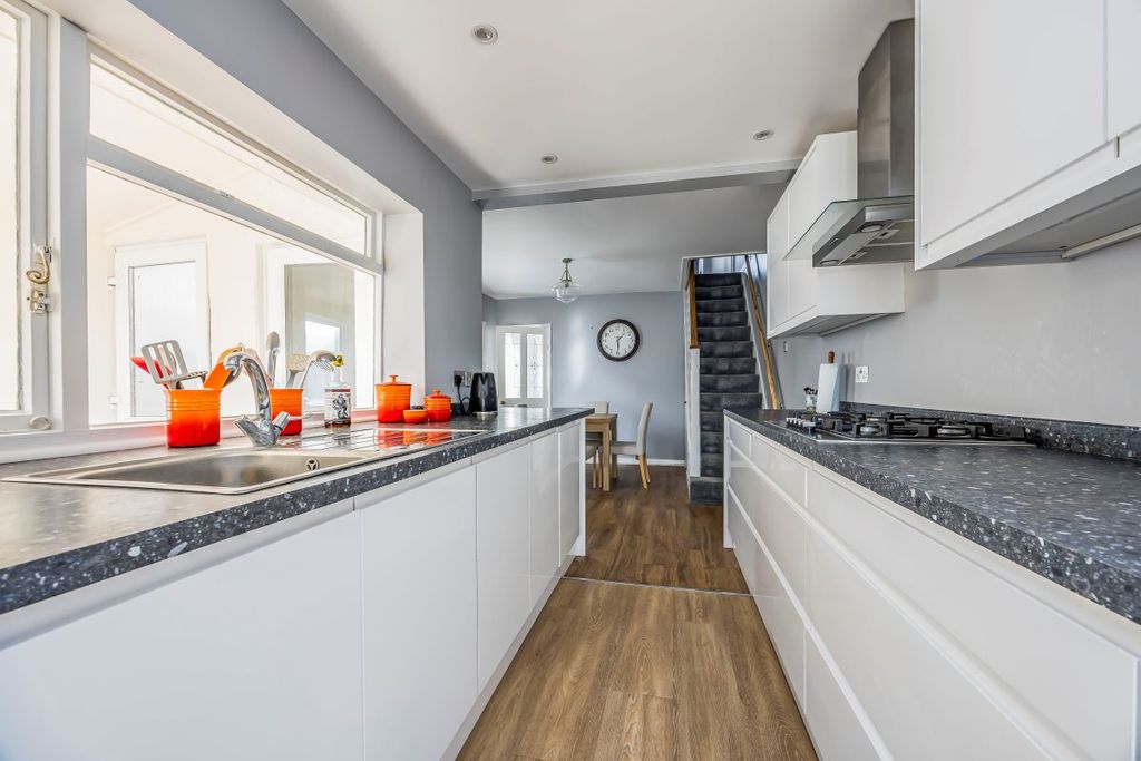 Property photo 3 of 28