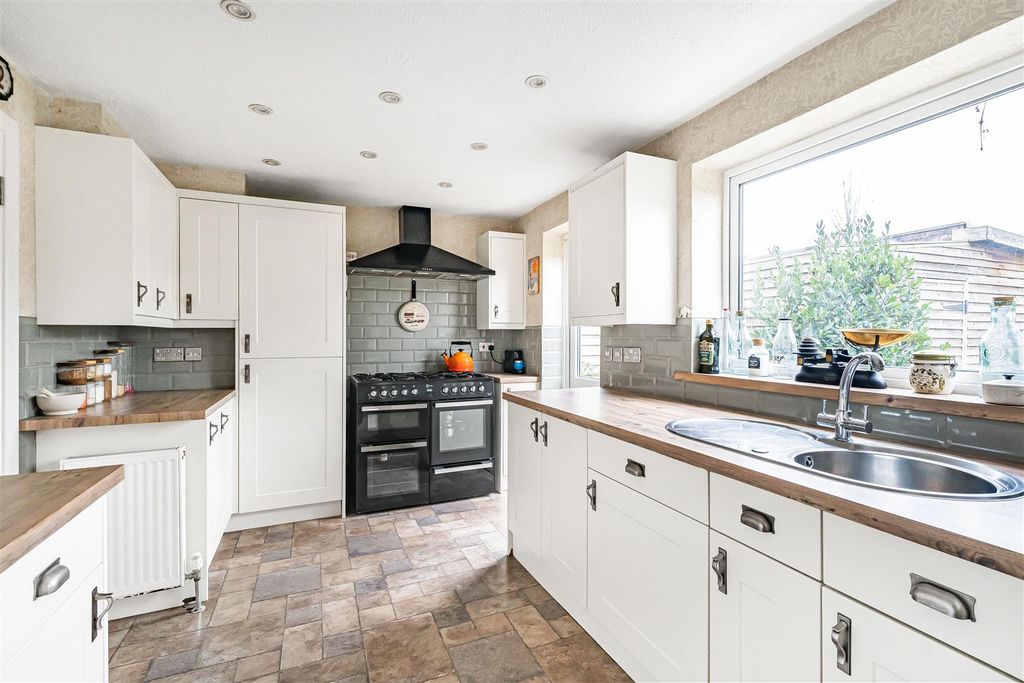 Property photo 3 of 19 Kitchen