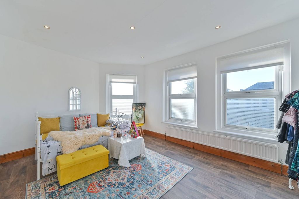 Property photo 3 of 23