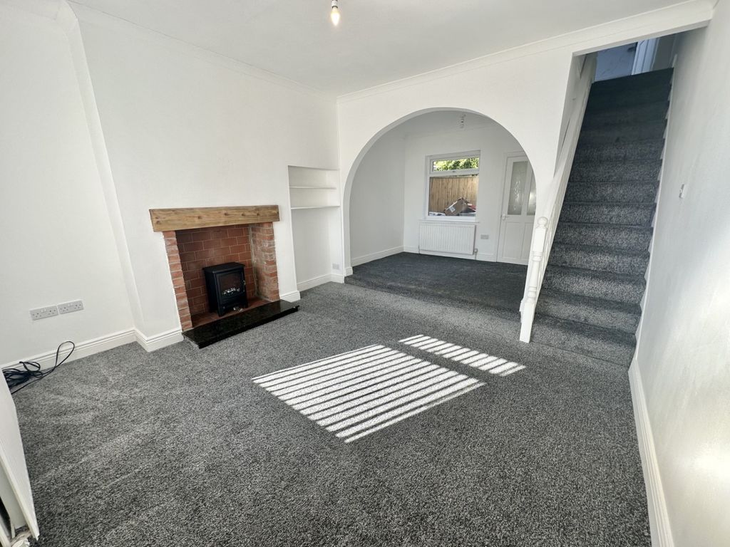 Property photo 2 of 8 E947E90E-634B-49Ff-8c52-805d1F9B6B5d
