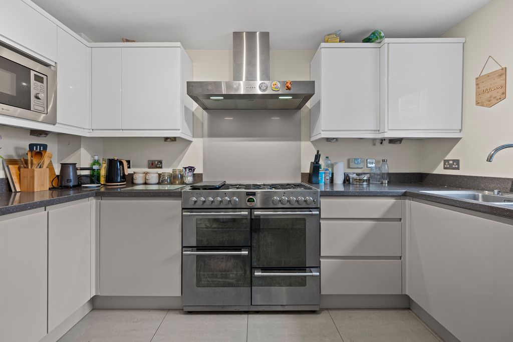 Property photo 3 of 28