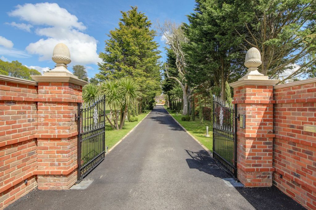 Property photo 2 of 34 Entrance Gates
