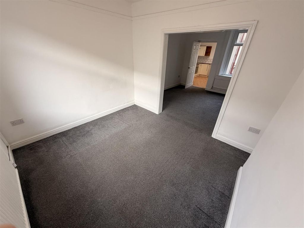 Property photo 3 of 14 Bright And Spacious Room With Fresh Grey Carpet...