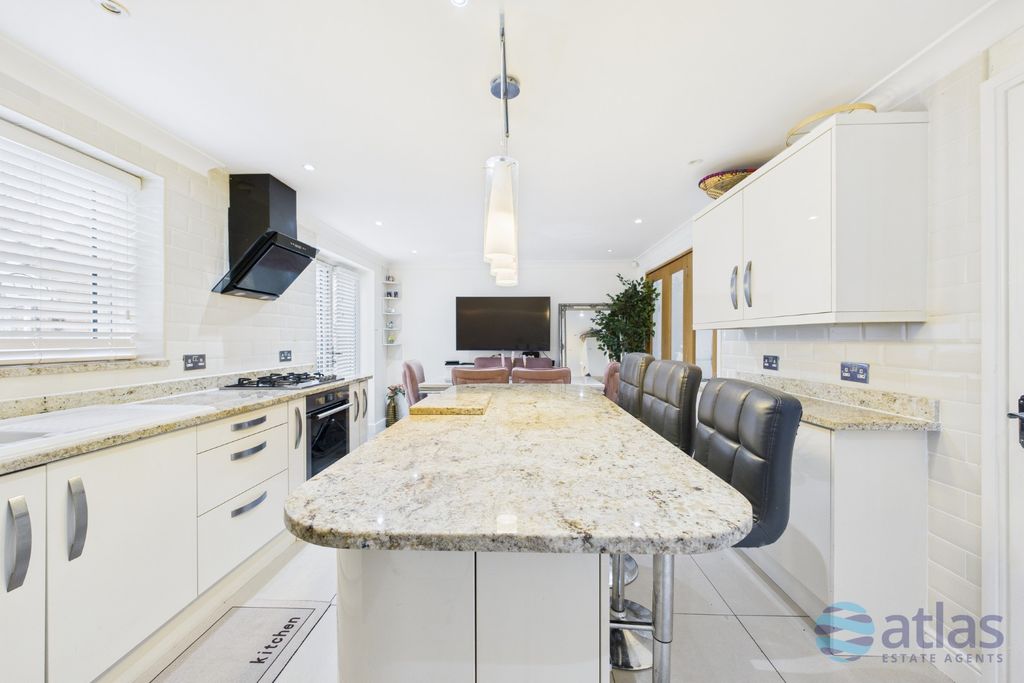 Property photo 2 of 28 Kitchen/Dining Area