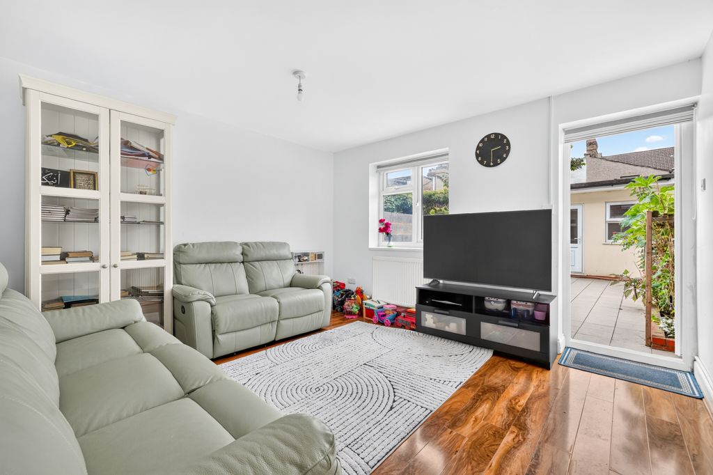 Property photo 2 of 25