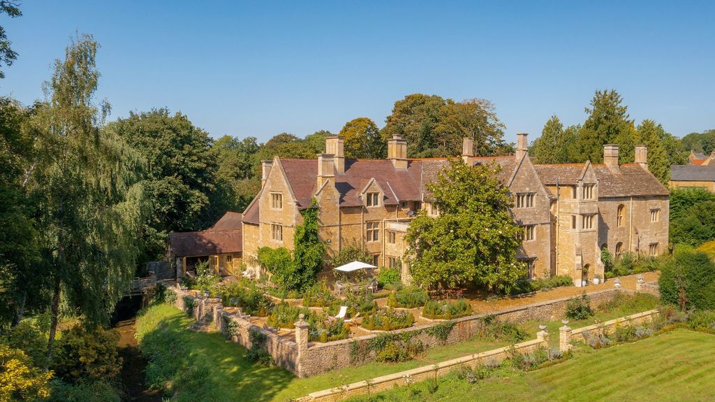 Property photo 1 of 23 Brigstock Manor
