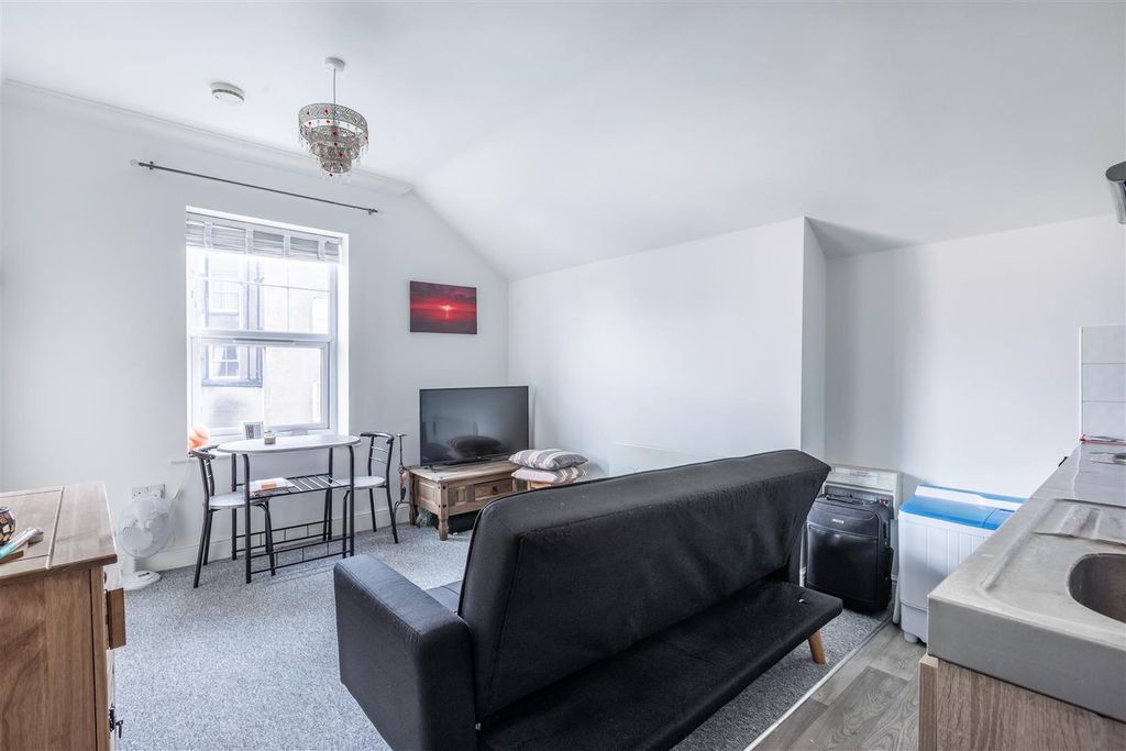 Property photo 1 of 10 Studio