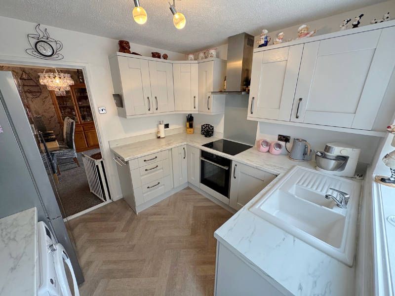 Property photo 3 of 25 Modern Kitchen