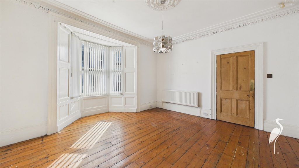 Property photo 3 of 14 Lounge