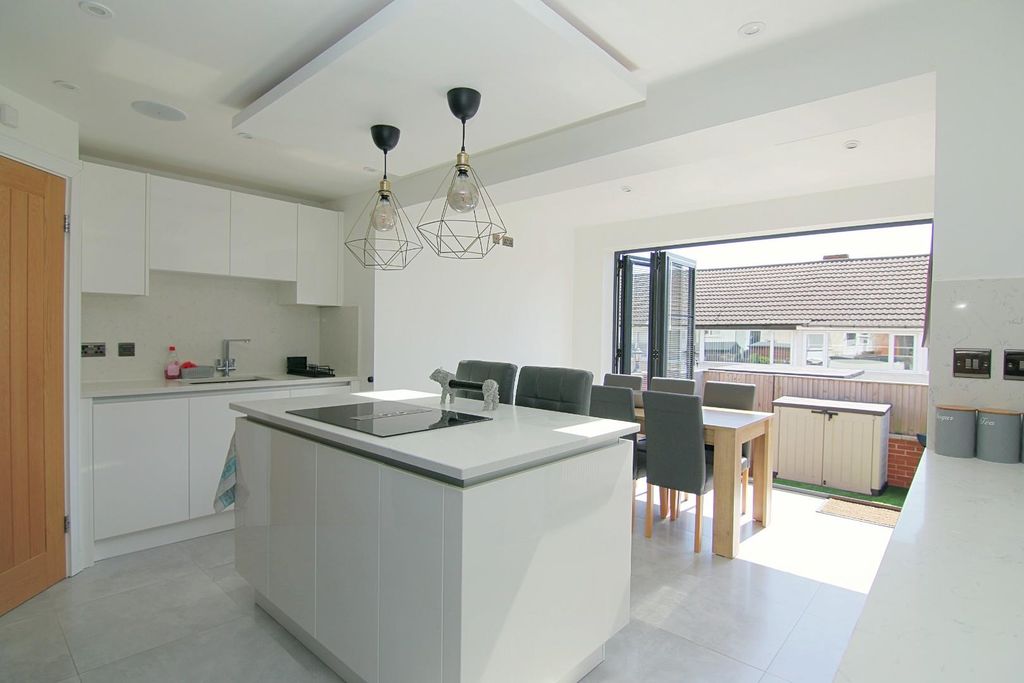 Property photo 2 of 18 Dining Kitchen