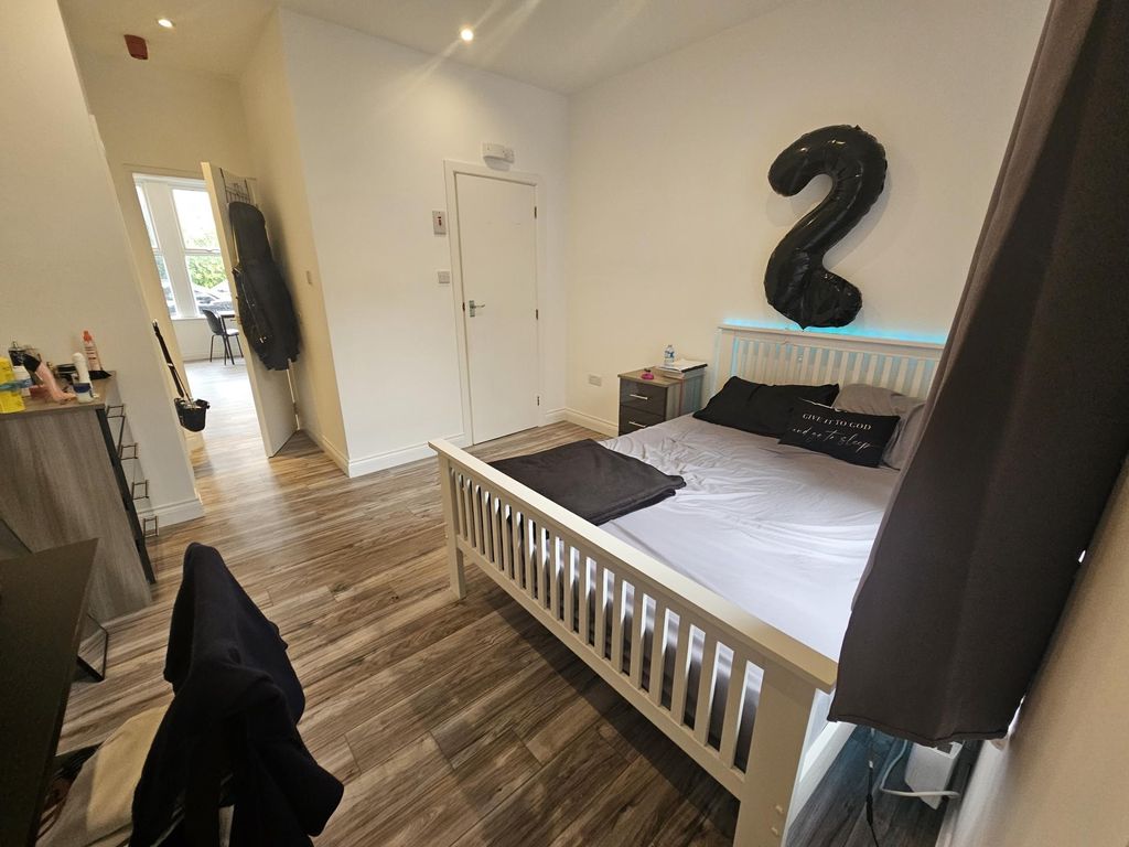 Property photo 2 of 6 Bright And Neatly Arranged Double Bedroom Featurin...