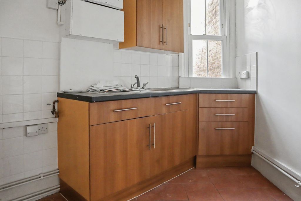 Property photo 2 of 12 Flat 9 Munster Residences, Filmer Road, London, Sw6 7Jq