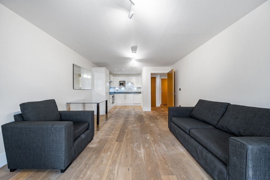 Property photo 2 of 8 Living / Kitchen