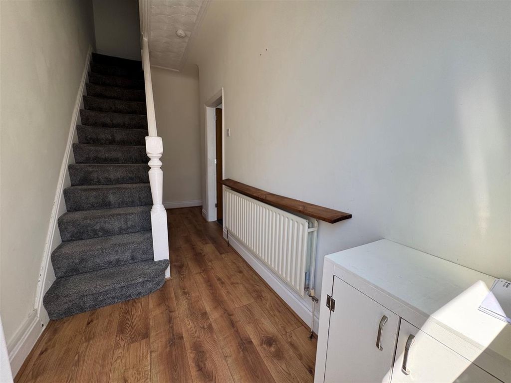 Property photo 2 of 11 Entrance Hall